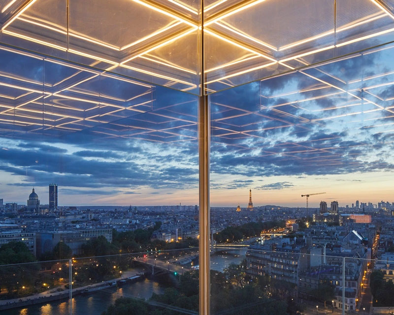 http://15th%20Floor%20bay%20windows%20over%20looking%20Paris%20at%20sunset%20with%20the%20illutminated%20floor%20reflected%20in%20the%20glass