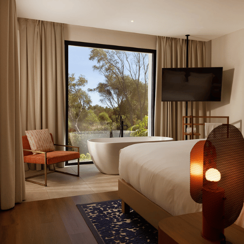 http://A%20spacious%20hotel%20room%20featuring%20a%20large%20bed%20and%20a%20stylish%20bathtub,%20creating%20a%20comfortable%20and%20relaxing%20atmosphere.