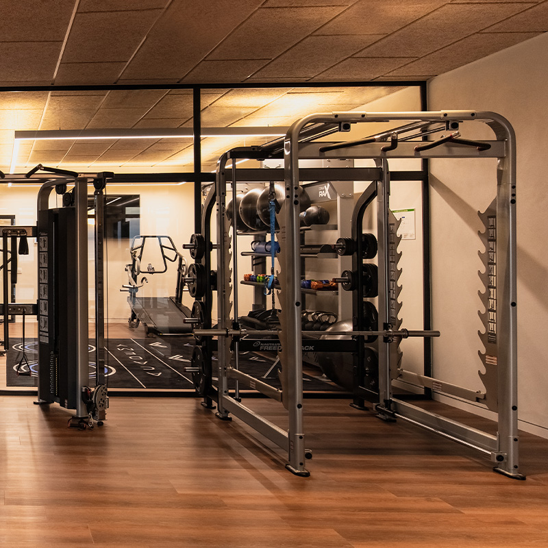 Heavy duty training apparatus in a fitness studio