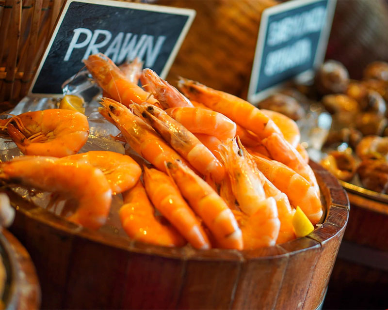 http://A%20wooden%20bucket%20full%20of%20iced%20prawns.